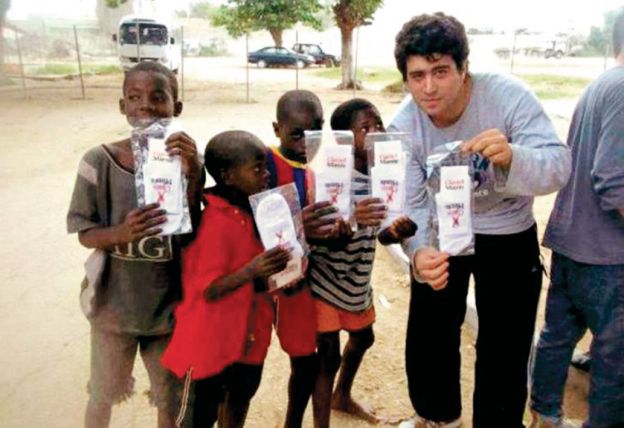 Vergüenza y disculpas. La foto con los niños angoleños que incineró a Benítez.