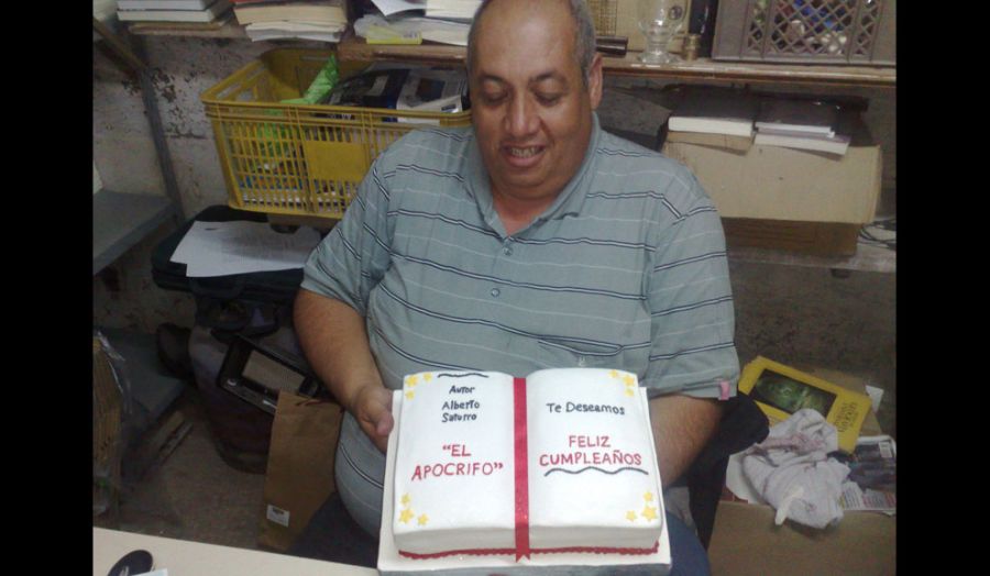 El lider de la banda, Alberto Saturno, recibe un libro-torta para su cumpleaños. En la decoración del pastel está escrito su apodo: El Apócrifo.